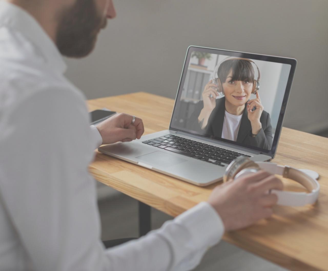 Equipo de profesionales trabajando en análisis de seguros con documentos y calculadora